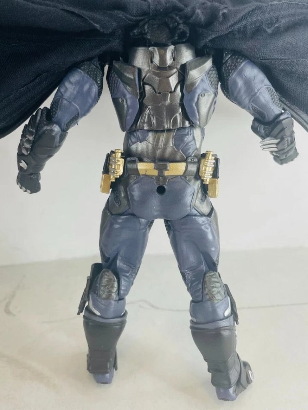 Batman Arkham Knight Action Figure 6.5" w/ Accessory Hands & Stand Base - Picture 5 of 8